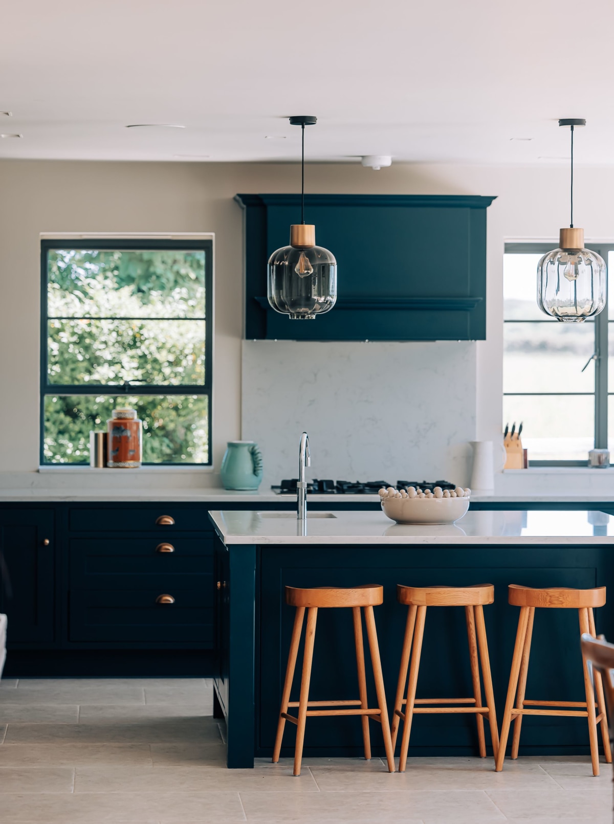 In frame Shaker in a Contemporary kitchen in Birdham